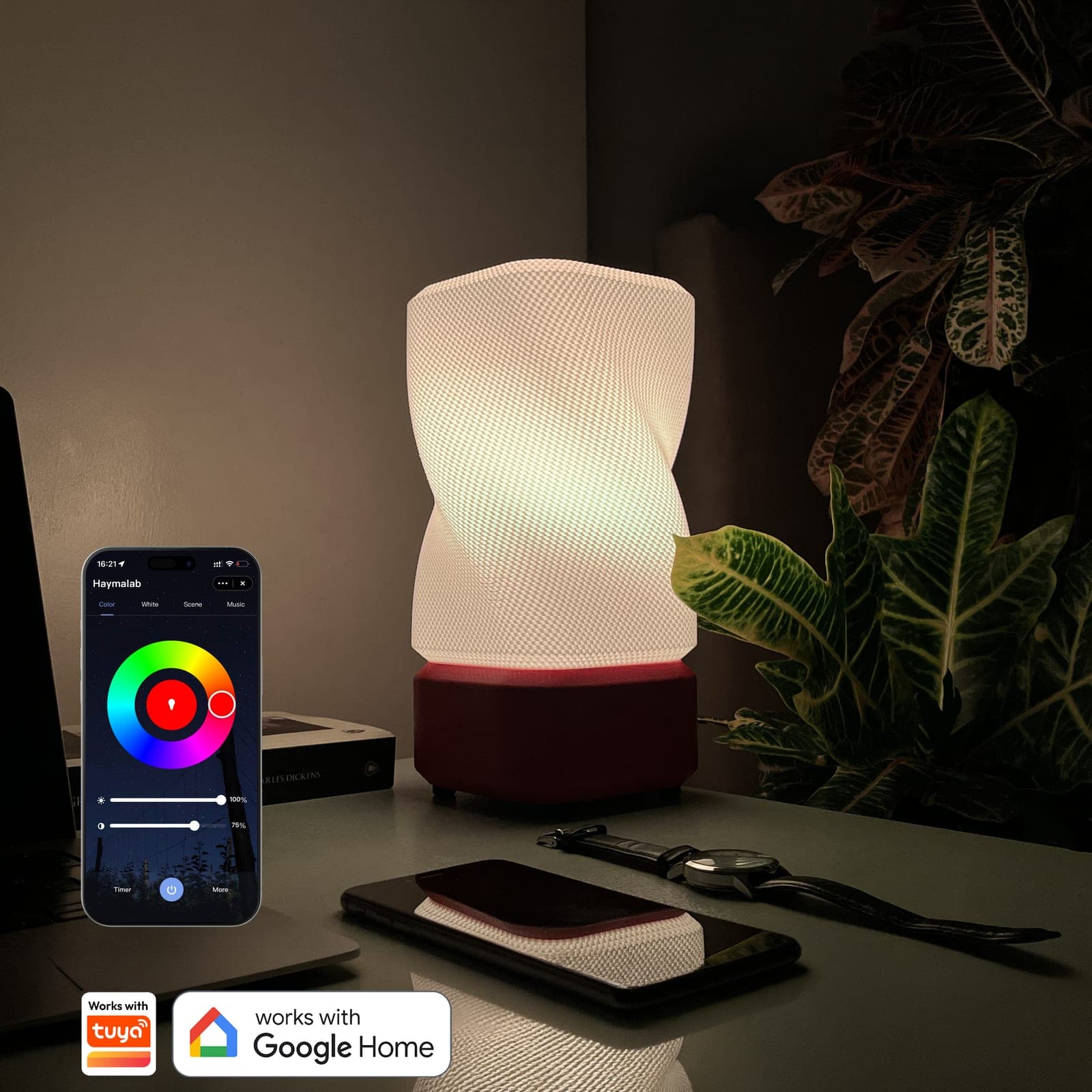 Erik tonunda yanan spiral burgu formlu akıllı WiFi LED lamba bir ahşap masada