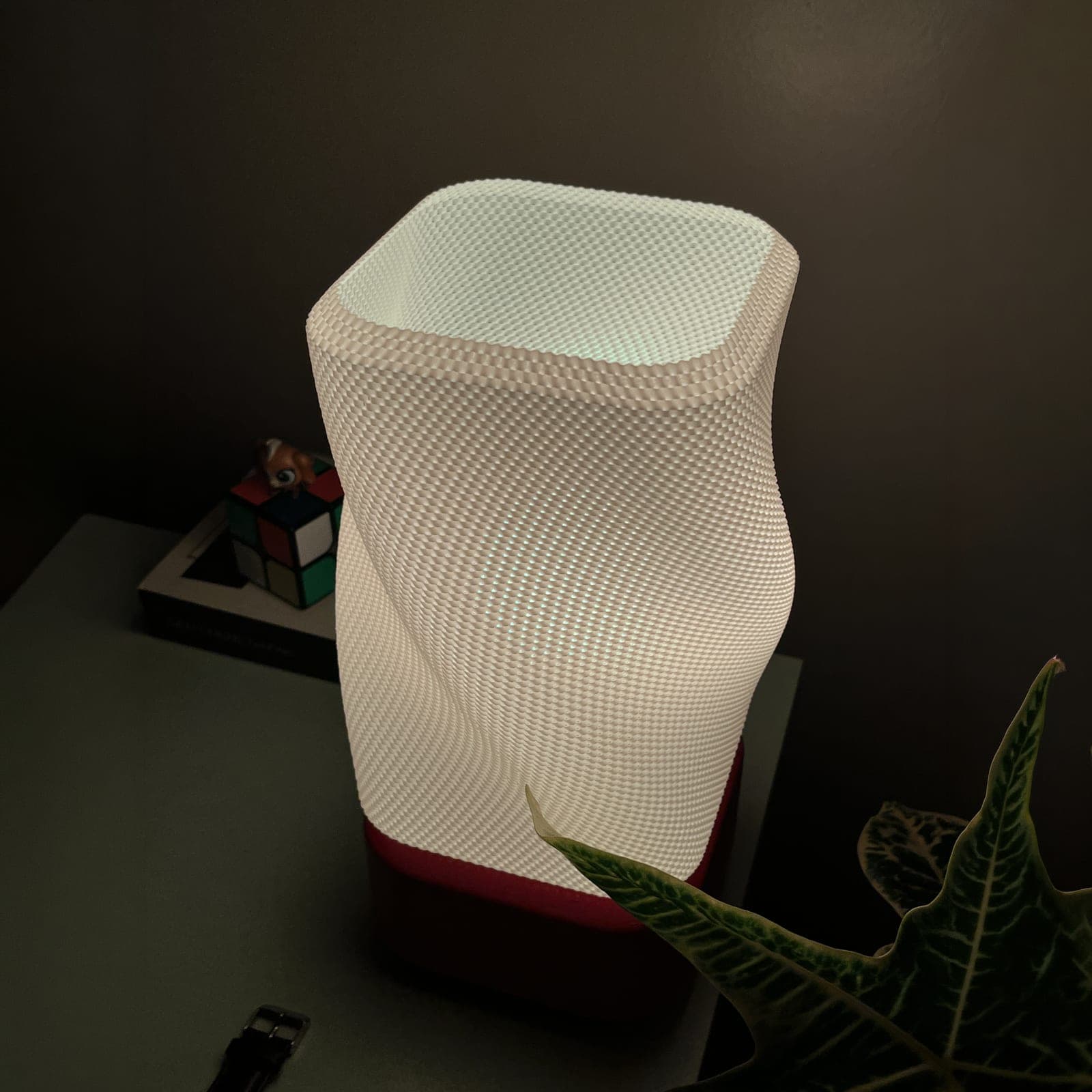 Spiral burgu formlu akıllı LED lamba, Smart Life güvenlik ekranı arka planda
