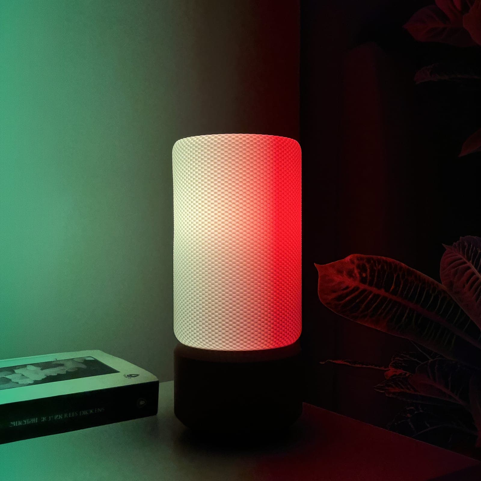 Akıllı LED ampul ile dokulu silindir akıllı lamba karşılaştırması, masa üstü